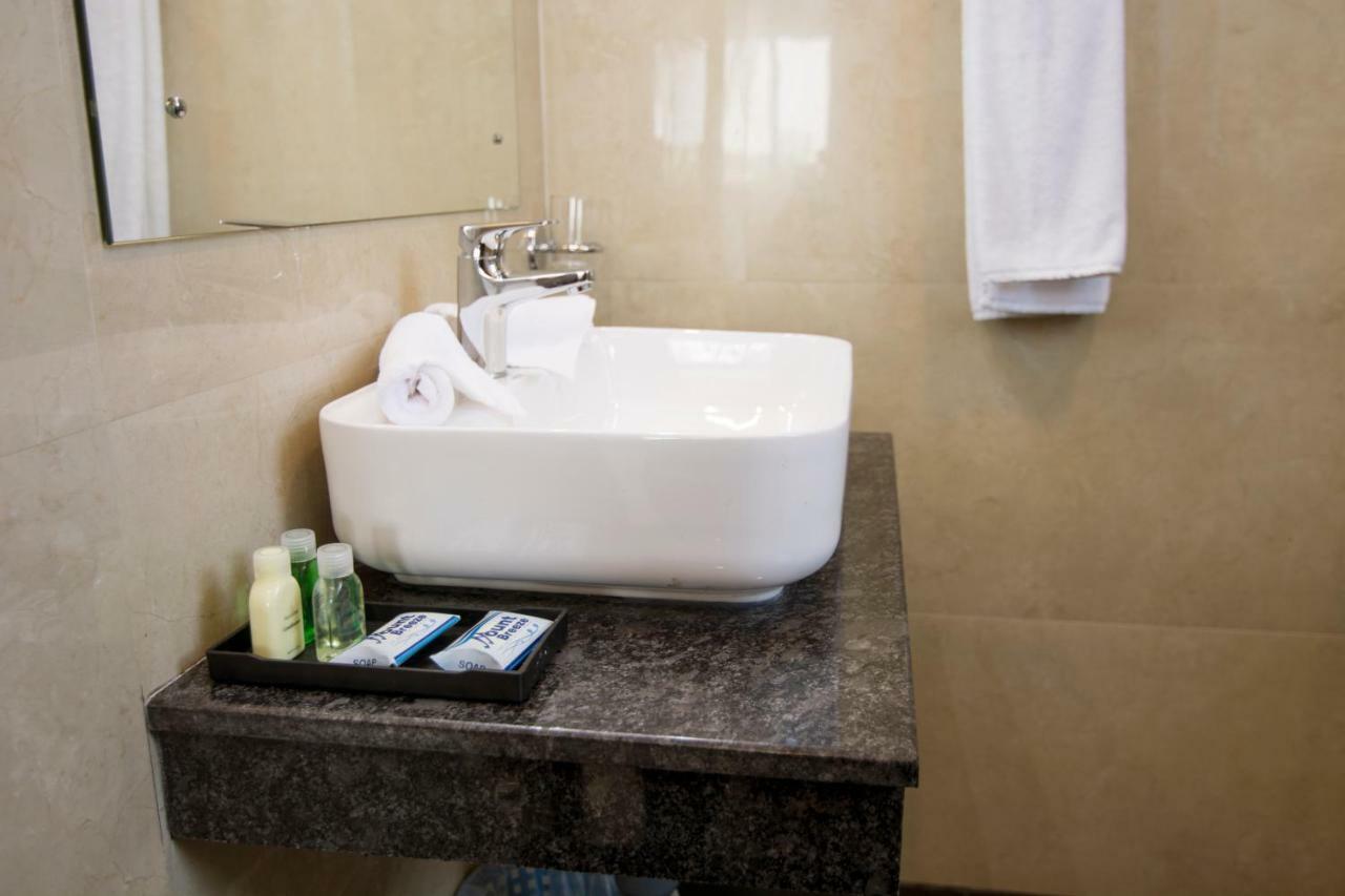 Mount Breeze Hotel Dehiwala-Mount Lavinia Dış mekan fotoğraf